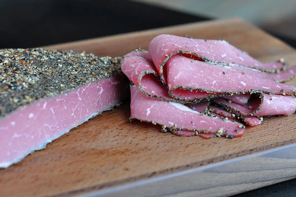 Pastrami selber machen - New York Style Pastrami | BBQPit.de pastrami-grilled-cheese-sandwich-PastramiNewYorkStyle-Pastrami-Grilled-Cheese-Sandwich mit Scamorza und Balsamico-Zwiebeln