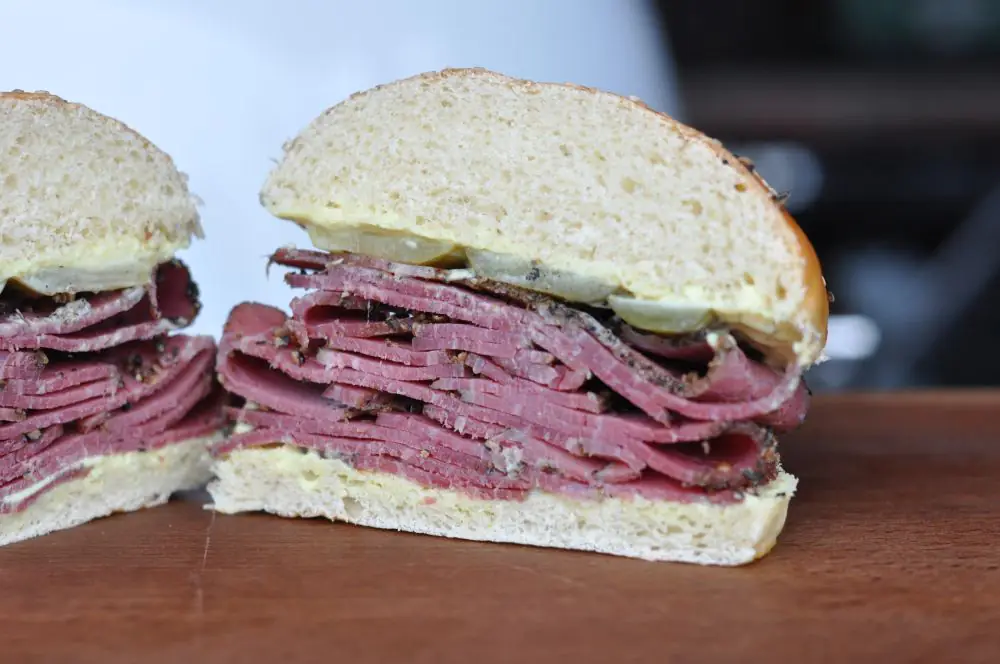 Klassisches Pastrami-Sandwich mit eingelegten Gurken 2 Pastrami-Sandwich
