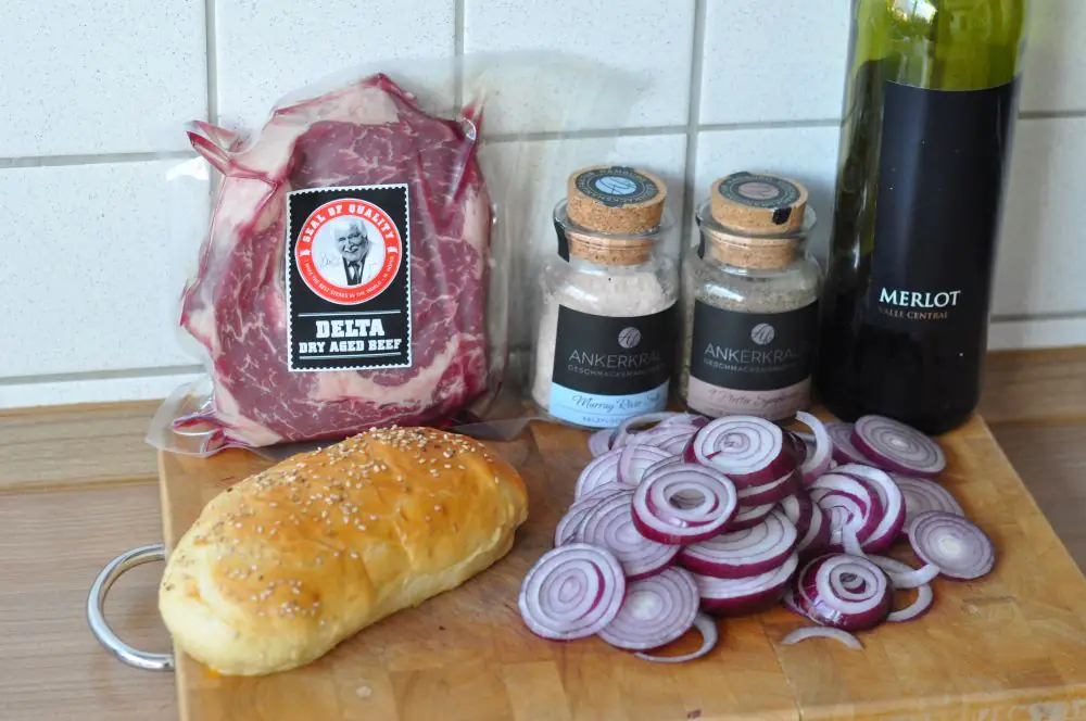 Steak-Sandwich mit Rotweinzwiebeln und Cheddar 1 Steak-Sandwich