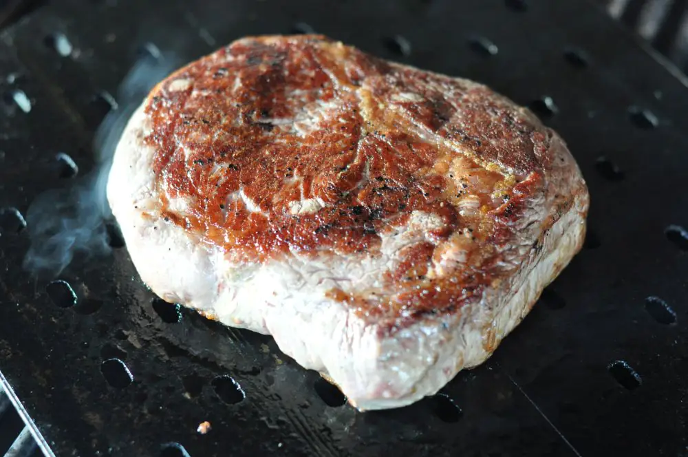 Steak-Sandwich mit Rotweinzwiebeln und Cheddar 3 Steak auf Grill Grates