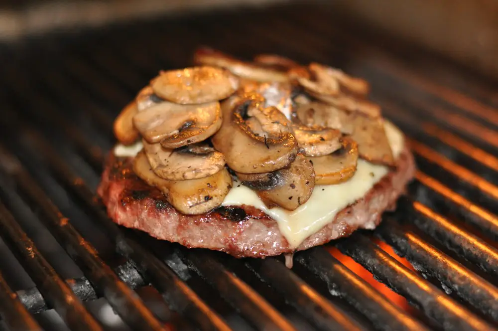 Bacon Onion Ring Burger mit Champignons und Aioli 1 Bacon Onion Ring Burger