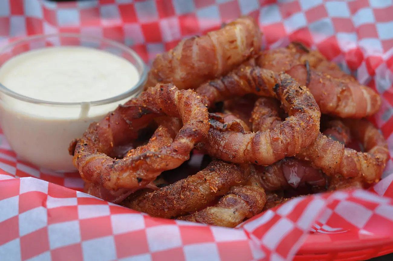 Bacon-Zwiebelringe / Bacon Onion Rings | BBQPit.de super bowl rezepte-BaconZwiebelringeOnionRings-Super Bowl Rezepte &#8211; Snacks, Burger und Co. die besten Party-Rezepte