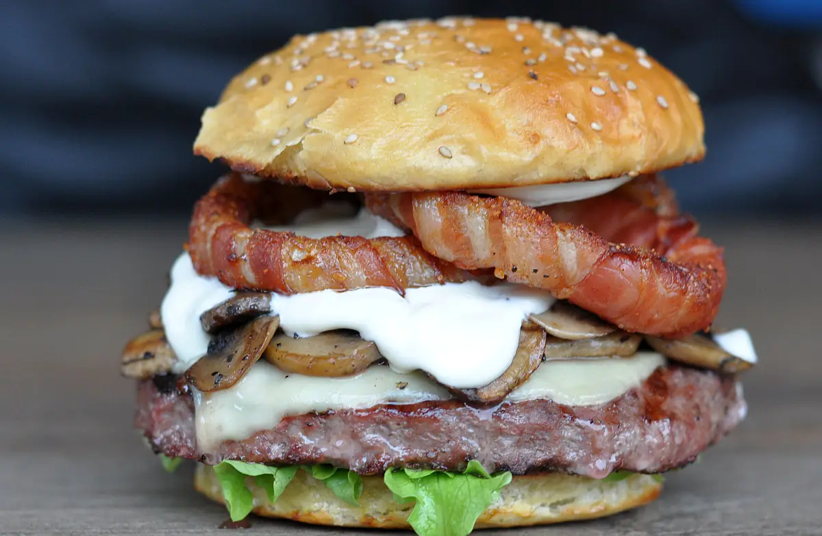 Bacon Onion Ring Burger mit Champignons und Aioli | BBQPit.de dschungel-burger-BaconOnionRingBurgerZwiebelRinge-Grüner Dschungel-Burger zum Dschungelcamp