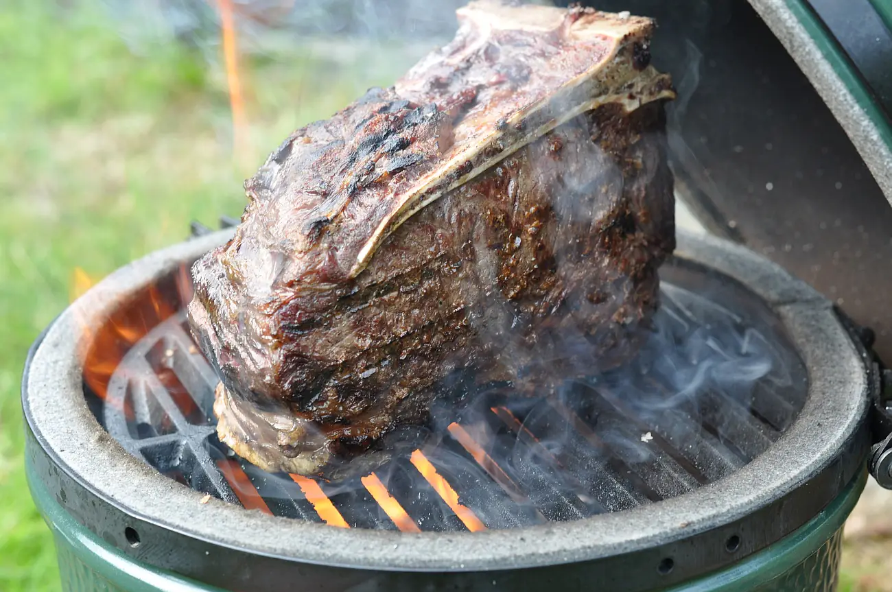 Alte Kuh - dry-aged Strip Loin der Oma-Kuh | BBQPit.de das fette buch-FetteAlteKuhTxogitxu-Das Fette Buch &#8211; Rezepte aus dem Kölner Kult-Imbiss &#8222;Fette Kuh&#8220;