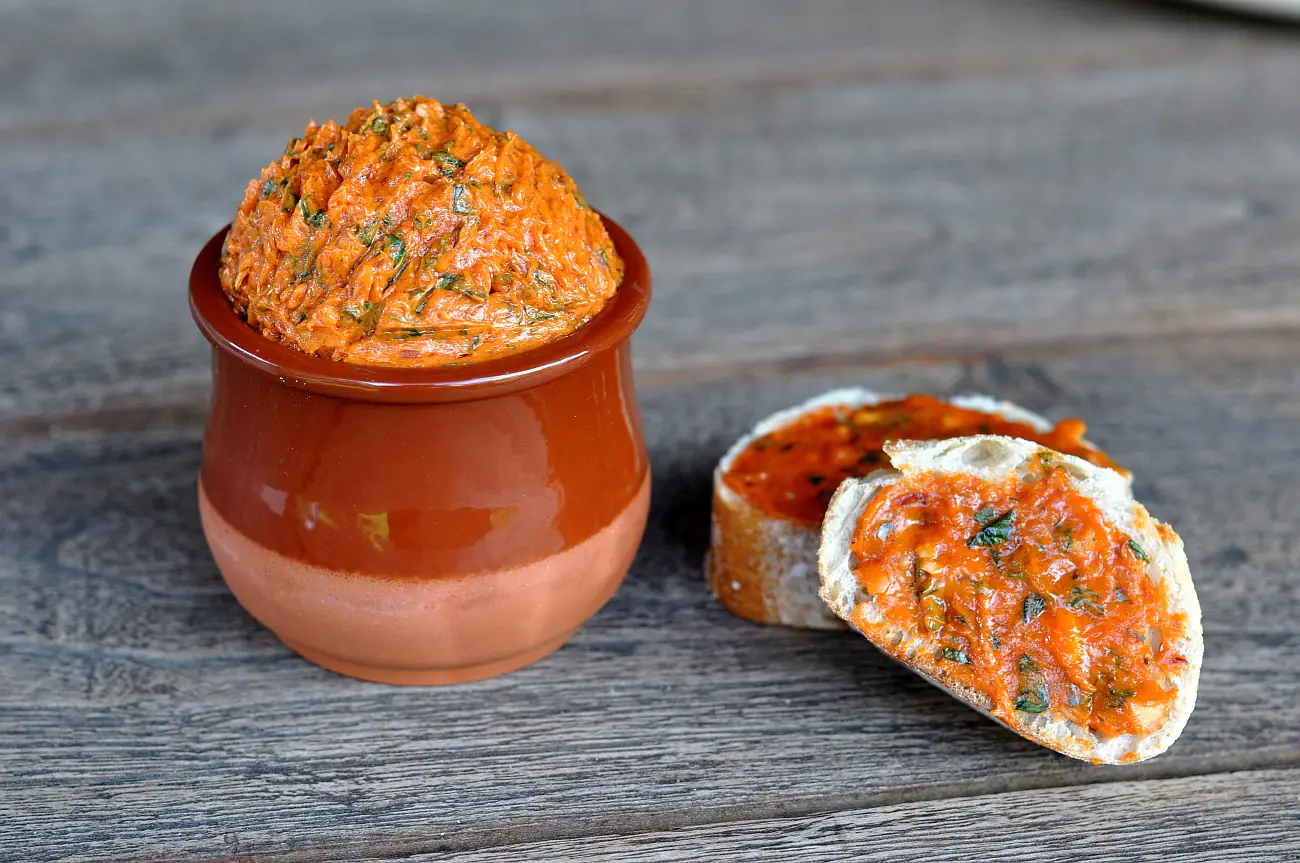 Tomatenbutter mit Basilikum und Limette | BBQPit.de cowboy butter-TomatenbuttermitKraeutern-Cowboy Butter &#8211; Rezept für die Steak- und Kräuterbutter