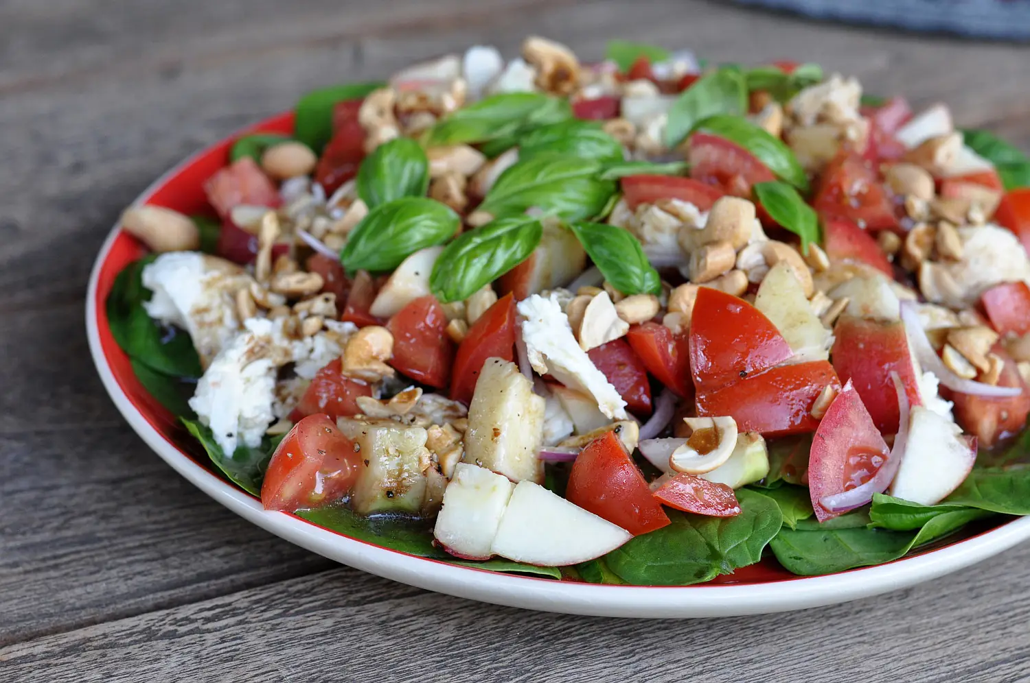 Fruchtiger Spinatsalat mit Nektarinen und Cashewkernen | BBQPit.de