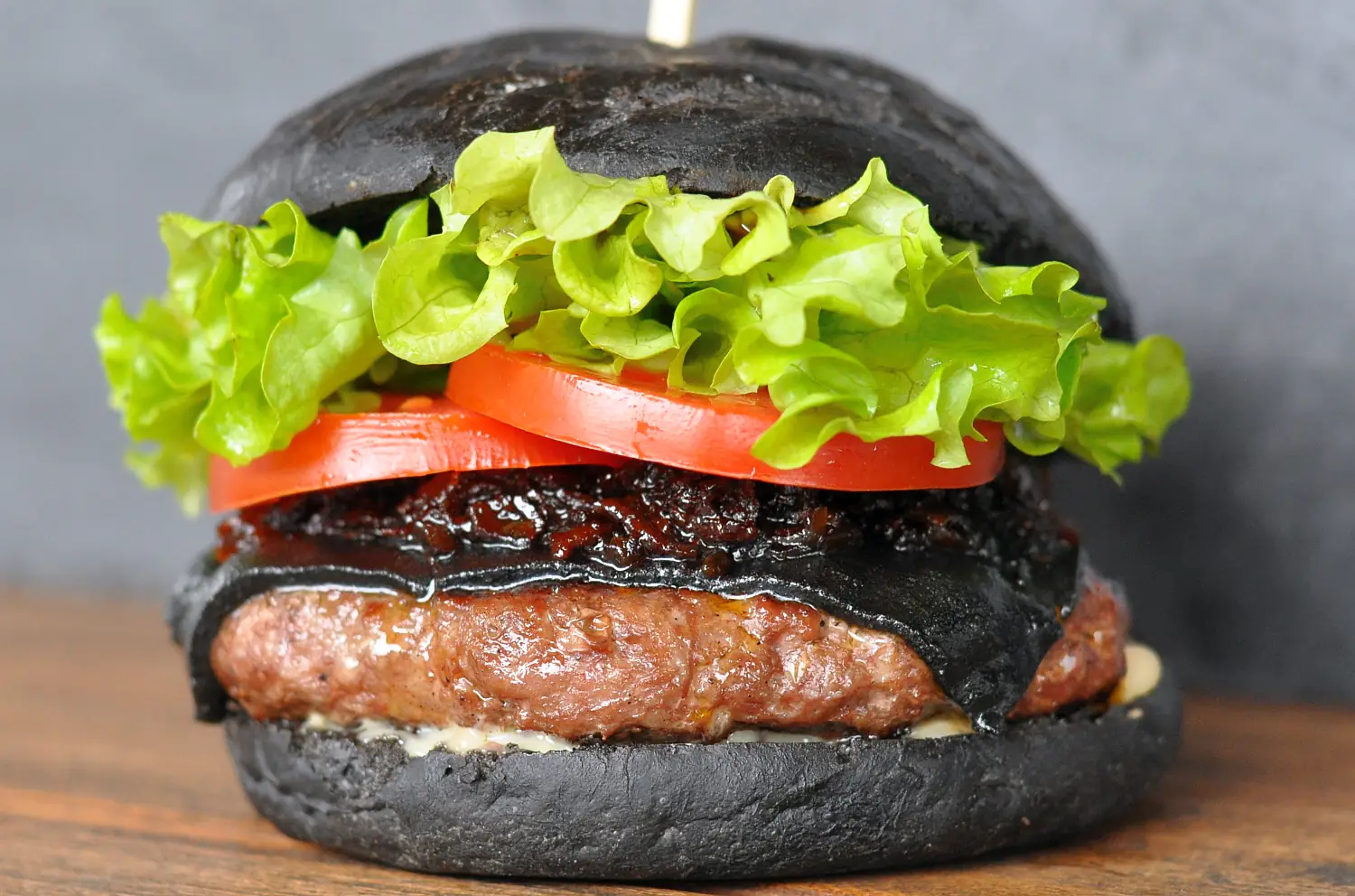 Black Cheeseburger - Burger mit schwarzem Käse | BBQPit cheeseburger-baguette-SchwarzerCheeseburgerBlackCheeseburger-Cheeseburger-Baguette gefüllt und überbacken
