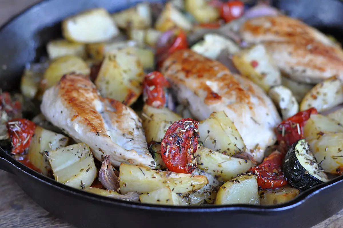 Mediterrane Hähnchenpfanne mit Tomaten und Zucchini | BBQPit.de
