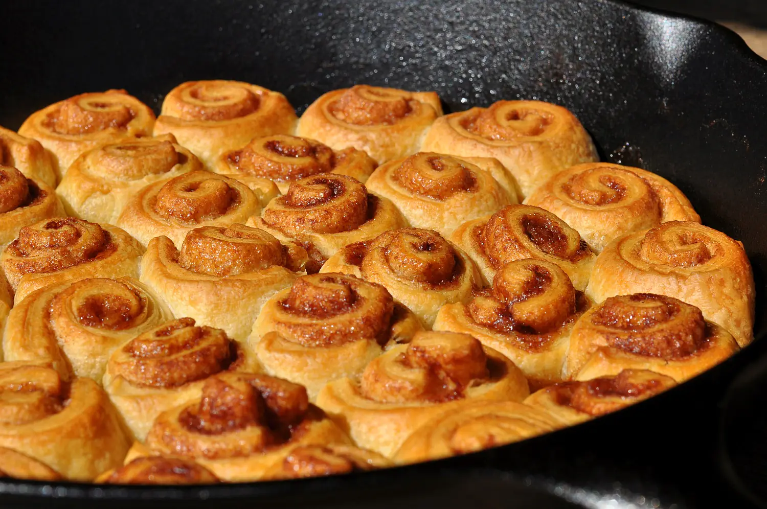 Mini-Croissant-Zimtschnecken aus der Gusspfanne | BBQPit.de