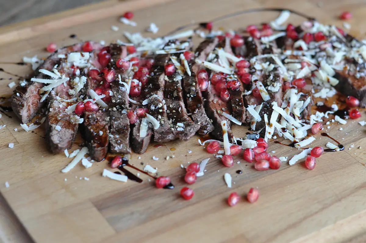 Wildes Parmesan-Granatapfel Flank Steak | BBQPit.de