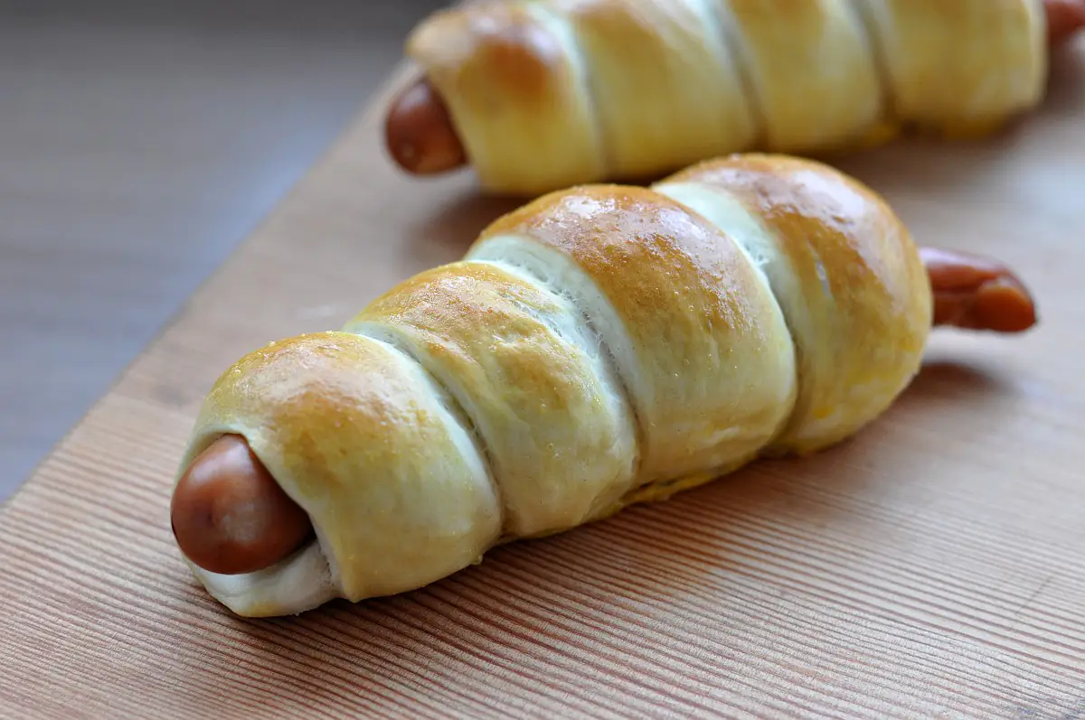Pretzel Dogs und Bacon Cheese Pretzel Dogs | BBQPit.de sloppy joe hot dog-PretzelDog-Sloppy Joe Hot Dog mit Hackfleisch- und Käsesauce
