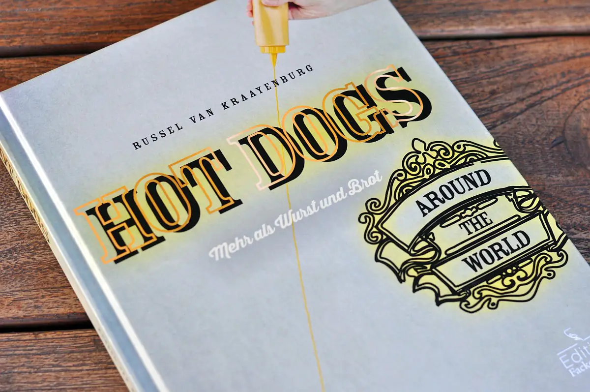 Hot Dogs around the World von Russel van Kraayenburg sloppy joe hot dog-HotDogsaroundtheWorld-Sloppy Joe Hot Dog mit Hackfleisch- und Käsesauce