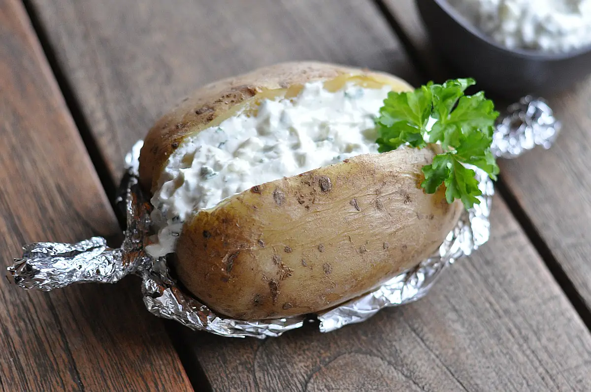 Folienkartoffeln vom Grill mit Sour Creme bauernfrühstück aus der heißluftfritteuse-Folienkartoffel mitSourCream-Bauernfrühstück aus der Heißluftfritteuse