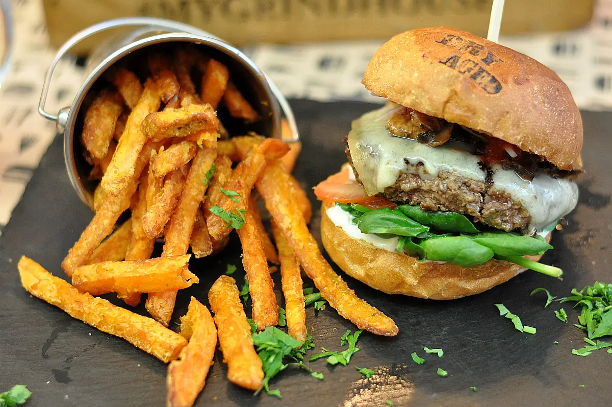 Grindhouse Burger in Düsseldorf im BBQPit-Burgerbuden-Test lindenblatt burger-bar-GrindhouseDuesseldorf-Lindenblatt Burger-Bar in Hannover im BBQPit-Test
