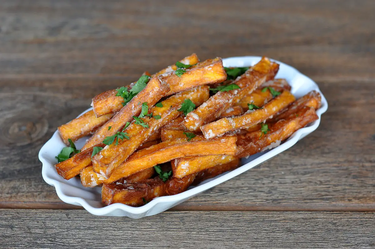 Süßkartoffel-Pommes (knusprig) selber machen im Ofen
