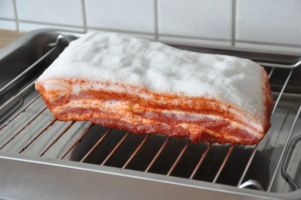Das Fleisch wird mit BBQPit-Pork gewürzt