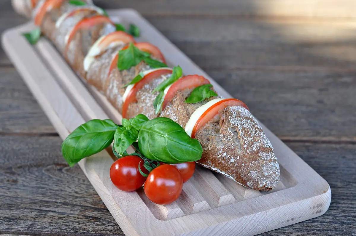 Warmes Fächer-Baguette Caprese mit Kräuterbutter cheeseburger-baguette-WarmesFaecherbaguette-Cheeseburger-Baguette gefüllt und überbacken