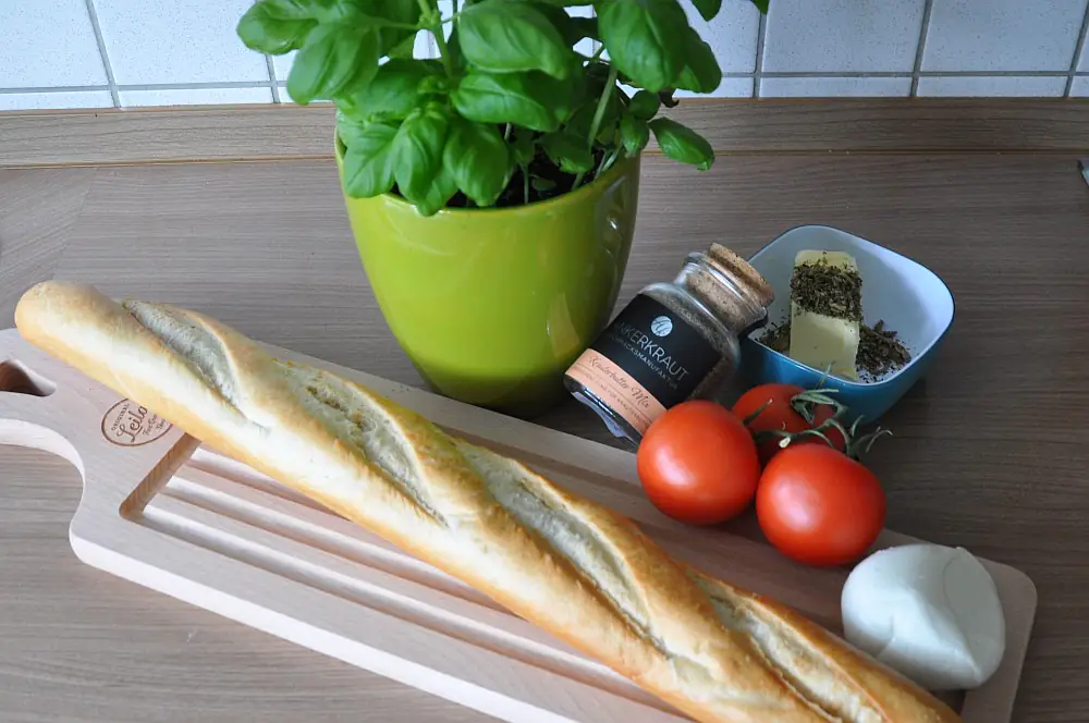 Warmes Fächer-Baguette Caprese mit Kräuterbutter 1 Warmes Fächer-Baguette