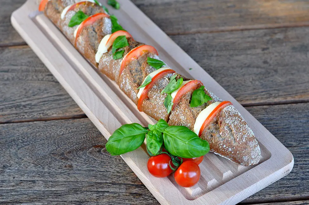 Warmes Fächer-Baguette Caprese mit Kräuterbutter 2 Fächerbaguette
