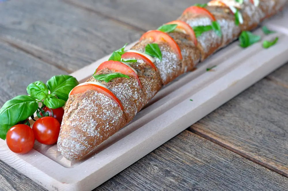 Warmes Fächer-Baguette Caprese mit Kräuterbutter 3 Warmes Fächer-Baguette Caprese