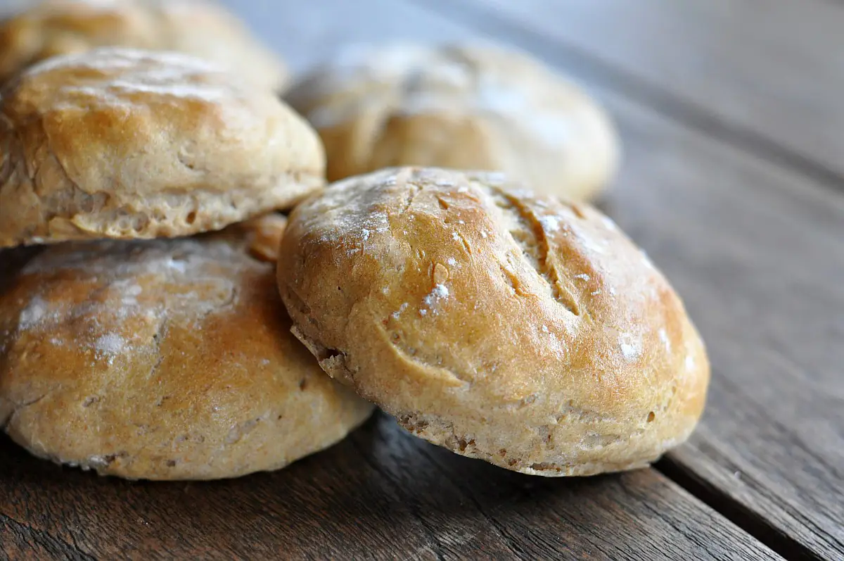 Rustikale Roggen Burger Buns – weiche Roggenbrötchen dschungel-burger-RoggenBurgerBunsRoggenbroetchen-Grüner Dschungel-Burger zum Dschungelcamp