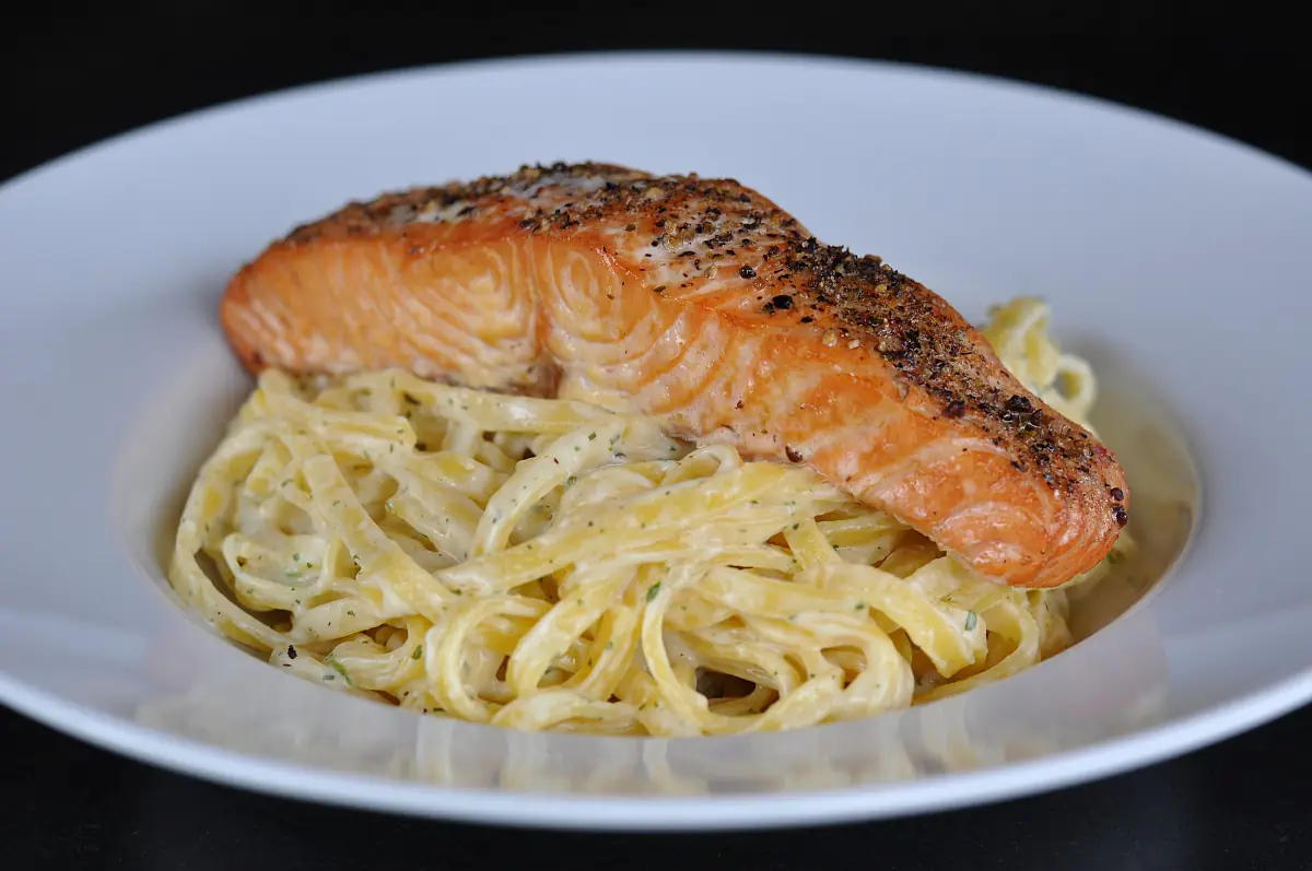 Geplanktes Lachsfilet auf Tagliatelle in Kräuter-Käse-Sauce flammlachs-GeplanktesLachsfiletaufTagliatelle-Flammlachs vom Axtschlag Flammlachsbrett