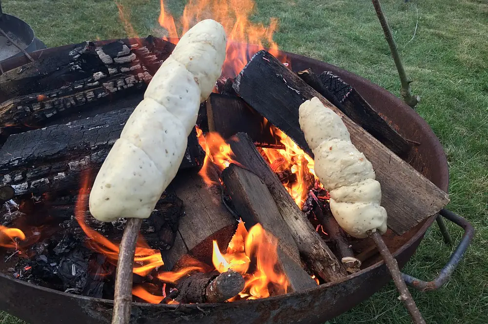 Stockbrot - Der Klassiker am Lagerfeuer 2 Schlangenbrot