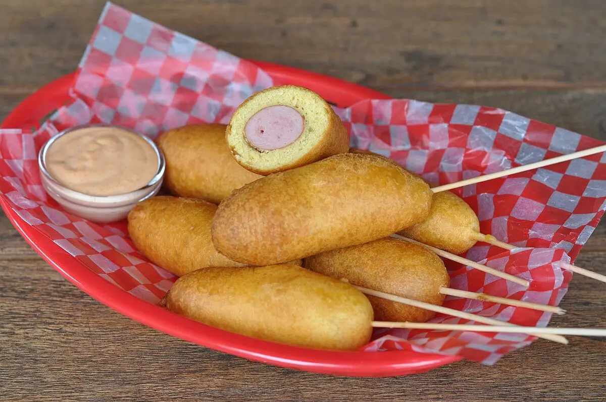 Corn Dogs – Würstchen im Maisteigmantel sloppy joe hot dog-CornDogs WuerstchenimMaisteigmantel-Sloppy Joe Hot Dog mit Hackfleisch- und Käsesauce