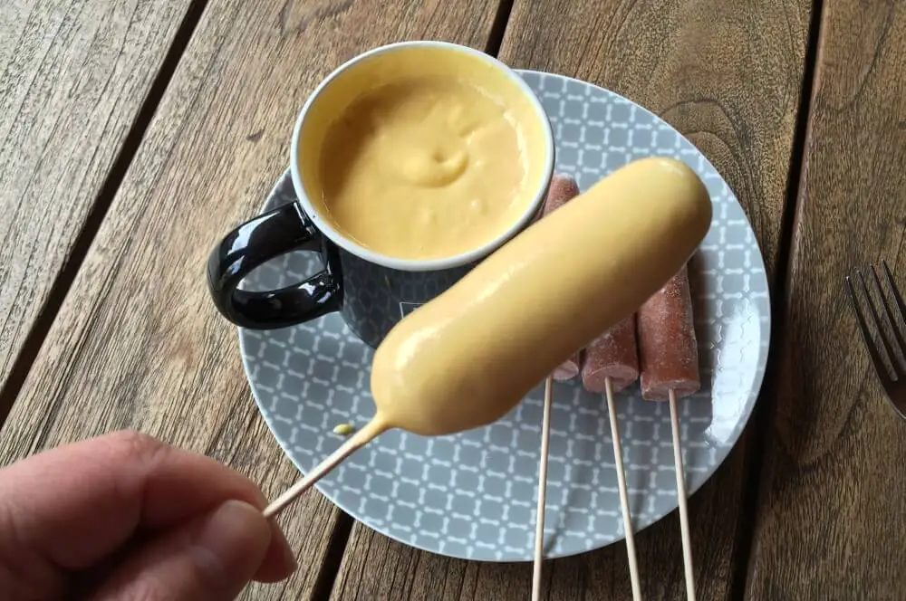 Corn Dogs - Würstchen im Maisteigmantel 2 Corn Dogs
