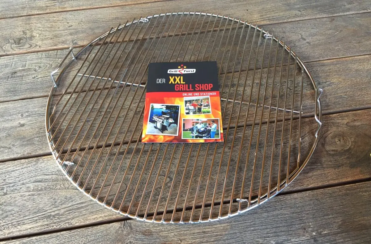 Edelstahl-Grillrost 57 cm für Kugelgrills (Weber, Napoleon, etc.) schwenkgrill-EdelstahlGrillrost57cmfuerKugelgrillsWeber-Schwenkgrill / Grillgalgen von Grillrost.com im Test
