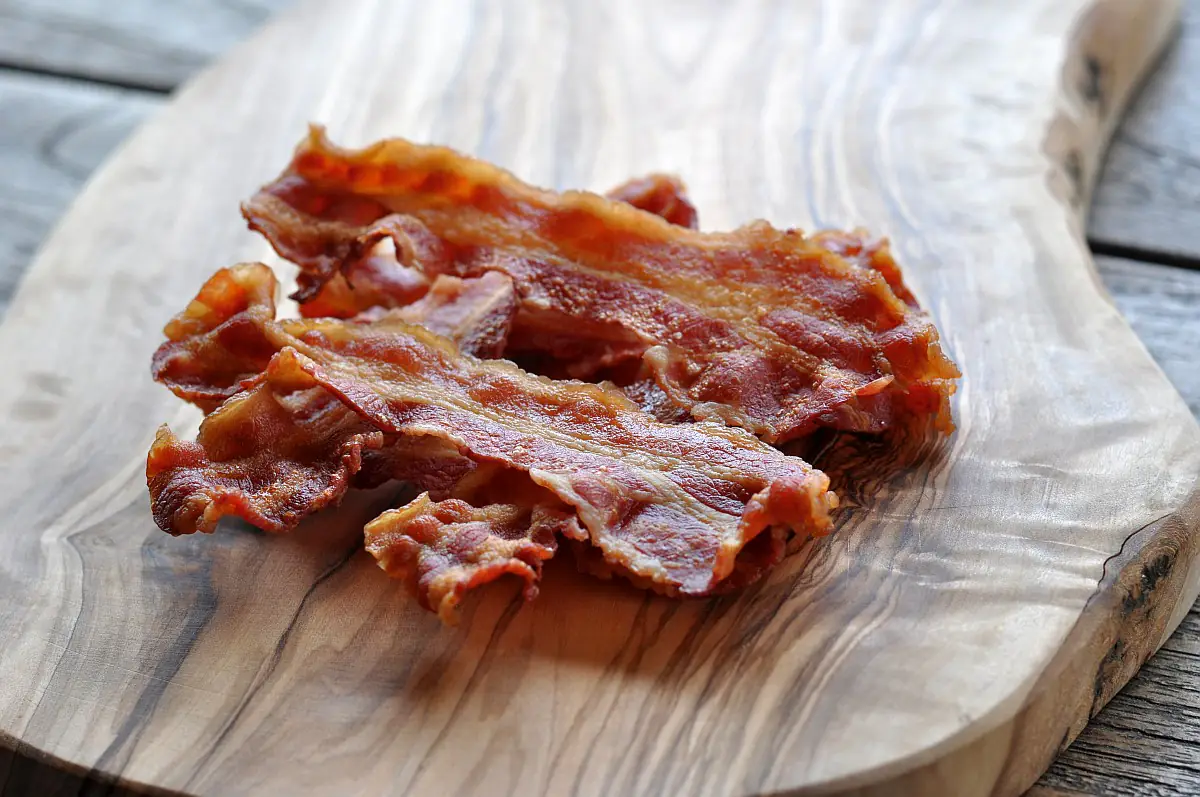 Knuspriger Bacon: In nur 3 Minuten perfekt krosser Speck! italienische bacon bomb-Knuspriger Bacon Mikrowelle-Italienische Bacon Bomb mit Provolone, Parmesan &#038; getrockneten Tomaten