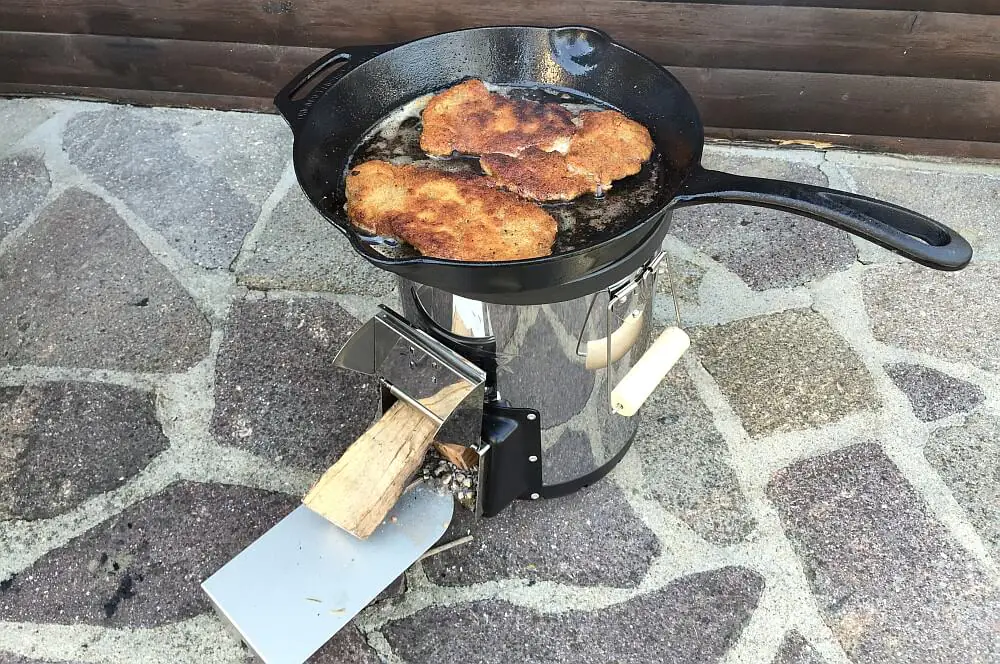 Petromax Raketenofen rf33 (Rocket Stove) im BBQPit-Test 6 Wiener Schnitzel auf dem Rocket Stove