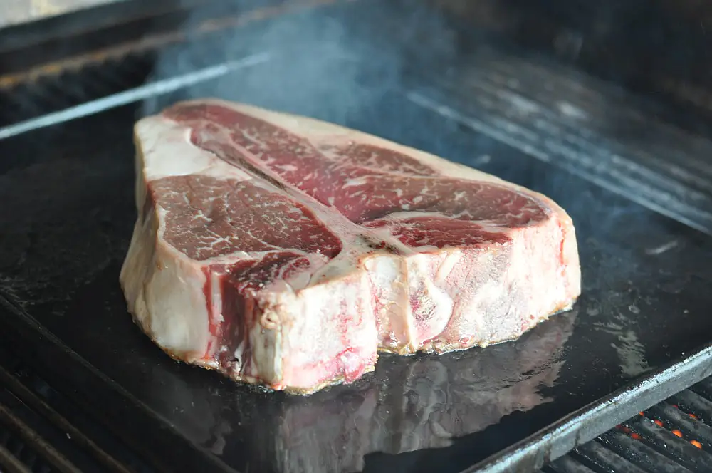 Porterhouse-Steak richtig zubereiten - So gelingt es perfekt vom Grill 1 Porterhouse-Steak