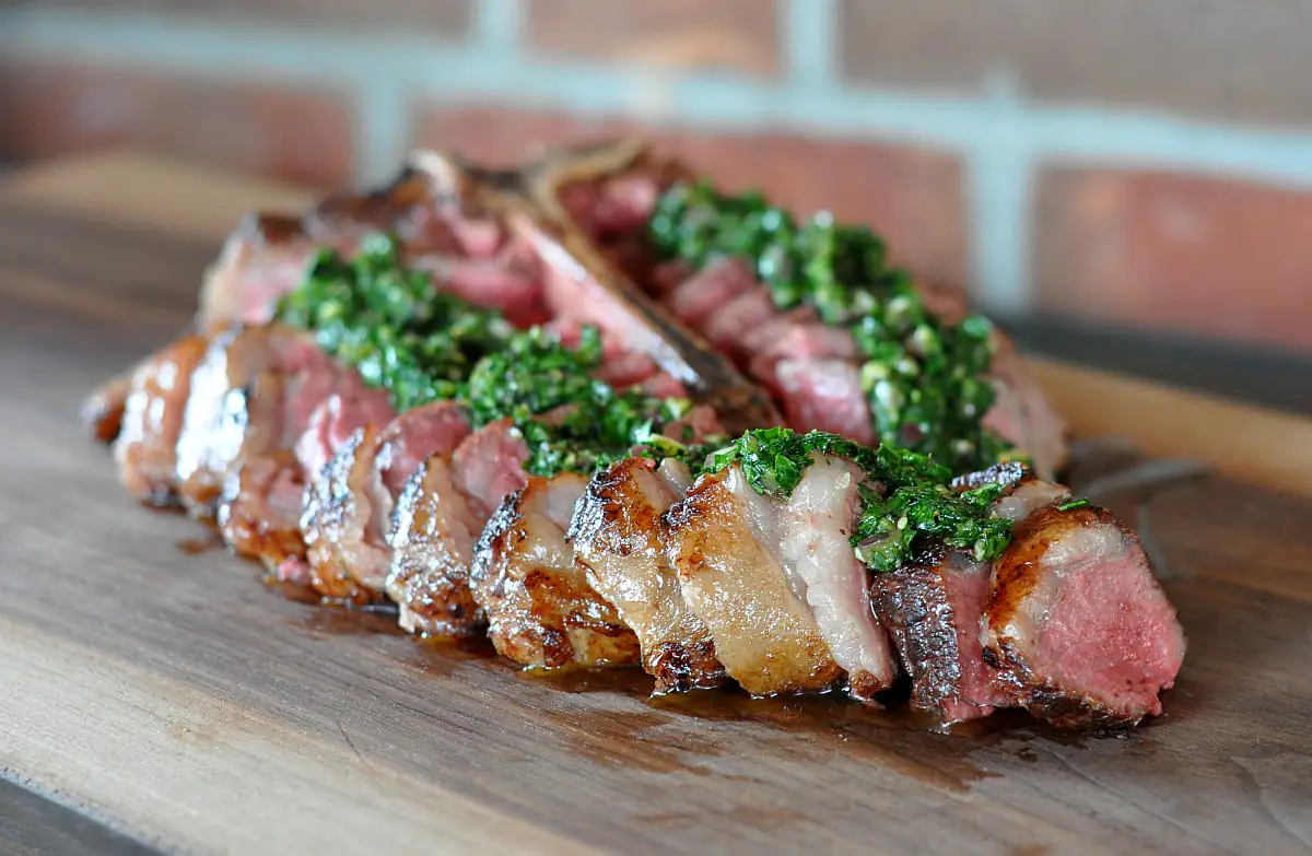 Porterhouse-Steak richtig zubereiten – So gelingt es perfekt vom Grill wagyu-angus roastbeef-Porterhouse Steak-Wagyu-Angus Roastbeef mit Onsen-Ei und Sushi-Reis