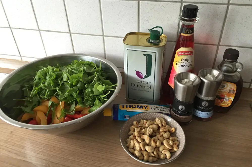 Fruchtiger Sommersalat mit Erdbeeren, Aprikosen und Rucola 1 Fruchtiger Sommersalat