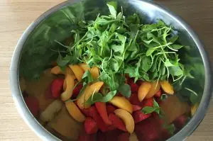 Fruchtiger Sommersalat Erdbeeren Aprikosen Rucola 02