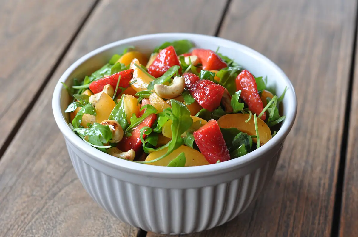 Fruchtiger Sommersalat mit Erdbeeren, Aprikosen und Rucola tomatensalat-Fruchtiger Sommersalat Erdbeeren Aprikosen Rucola-Tomatensalat mit Zwiebeln und italienischen Kräutern