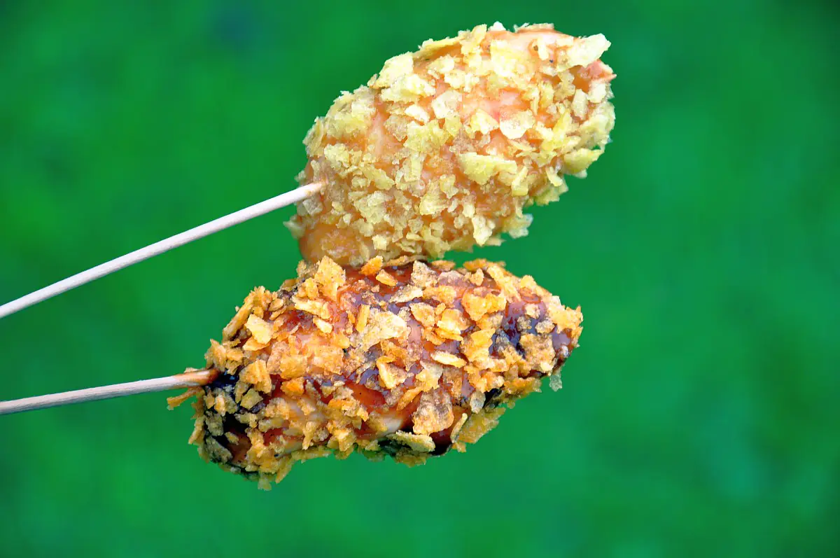 Crunchy Chicken Sticks – Hühnchenspieße mit Chipspanade pale ale hähnchenspieße-Crunchy Chicken Sticks-Pale Ale Hähnchenspieße in Honig-Bier-Marinade