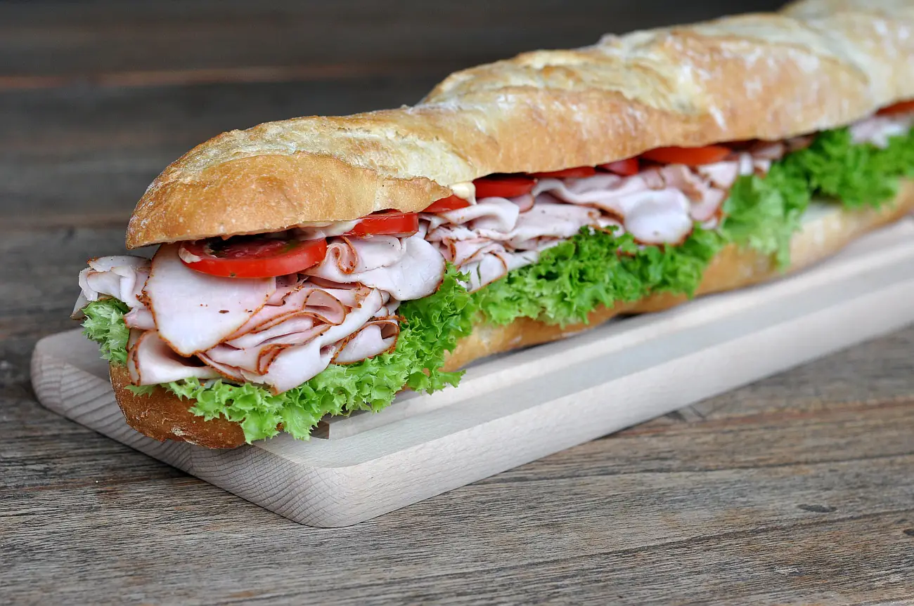 Puten-Pastrami-Sandwich - Baguette mit Putenbrust | BBQPit.de puten-pastrami-PutenPastramiBaguette-Puten-Pastrami / geräucherte Putenbrust aus dem Hickory-Rauch