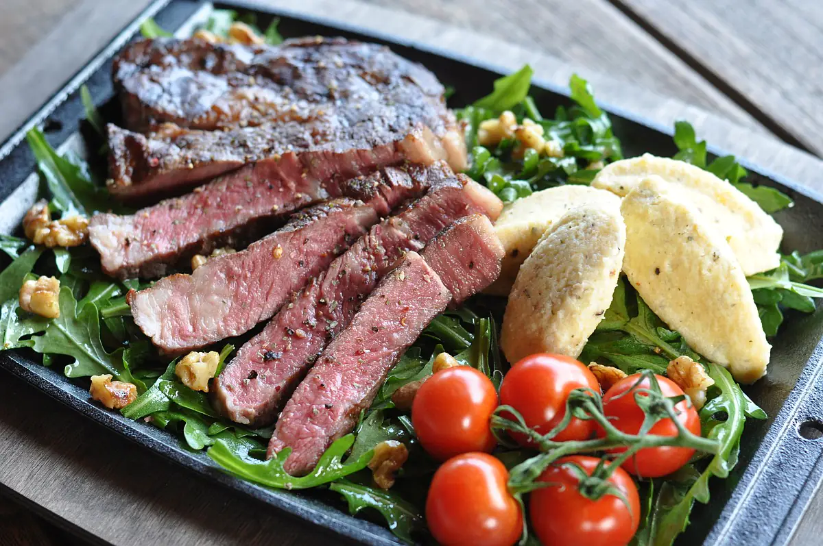 RibEye-Steak mit Ziegenfrischkäse-Nocken auf nussigem Rucola