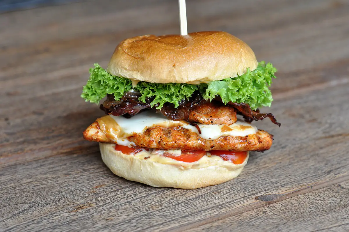 Chicken Burger – Hähnchenburger mit Scamorza, Bacon und Schmorzwiebeln pastrami-grilled-cheese-sandwich-Chicken Burger Haehnchenburger-Pastrami-Grilled-Cheese-Sandwich mit Scamorza und Balsamico-Zwiebeln