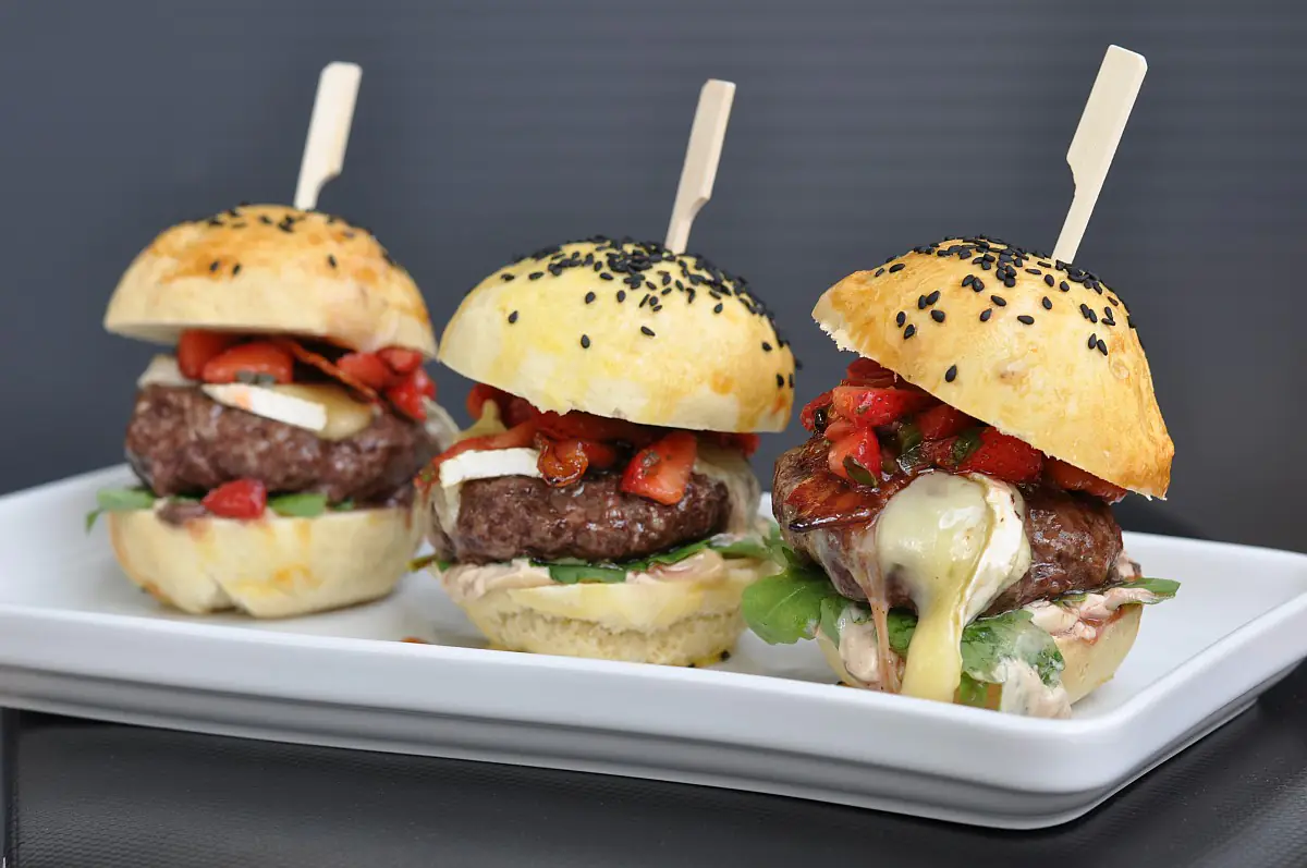 Erdbeer-Burger mit Erdbeer-Salsa, Brie und Bacon