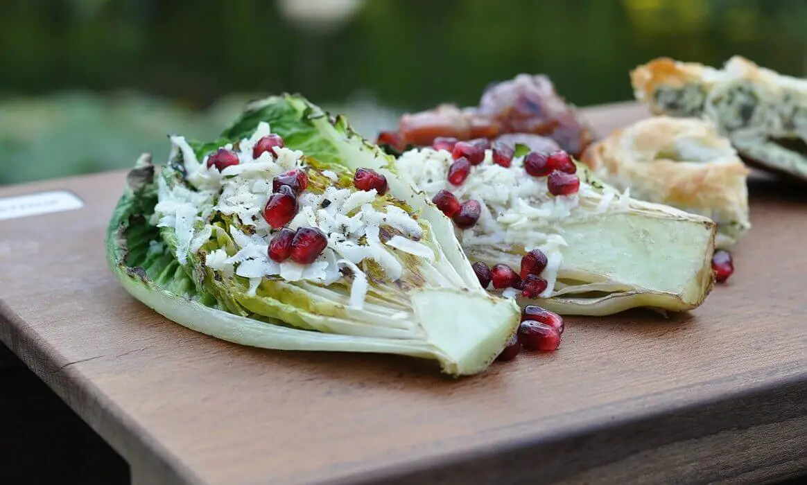 Gegrillter Salat mit Parmesan und Granatapfel