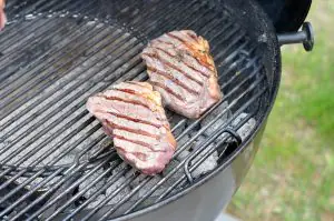 Geraeucherte Steaks mit Thymian 02