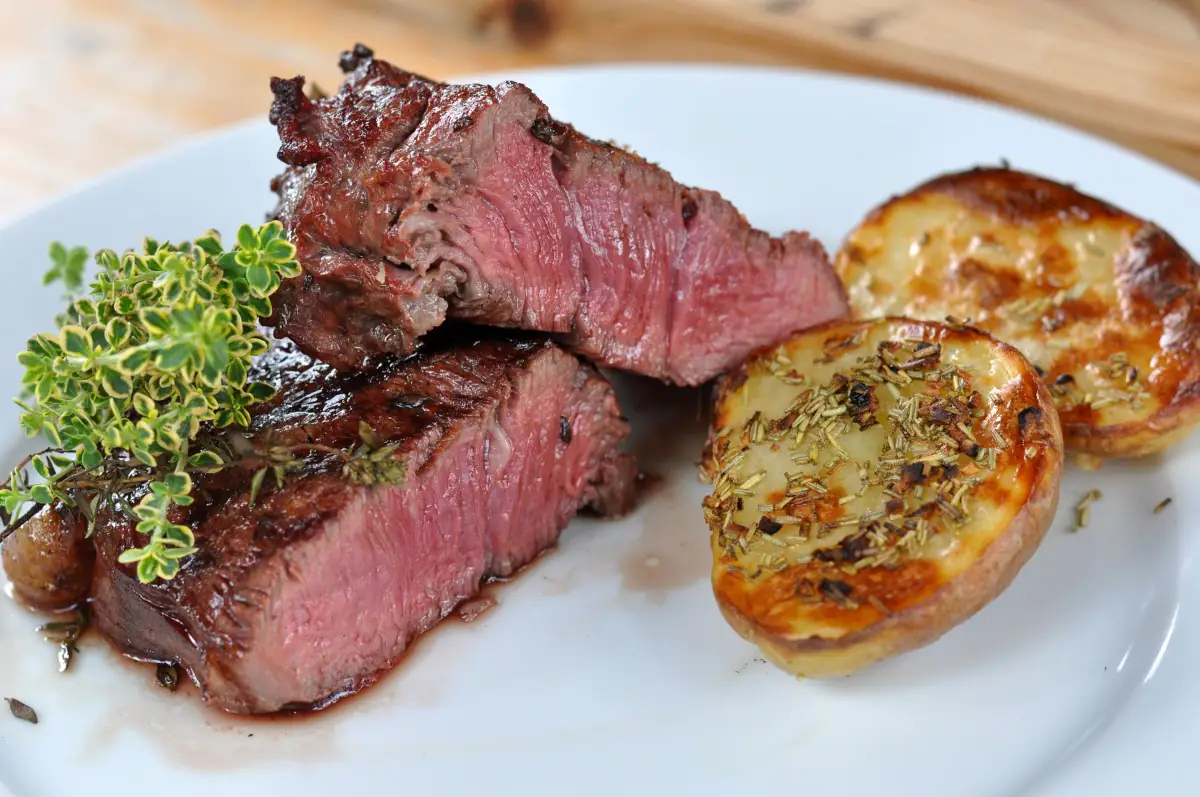 Geräucherte Steaks mit Thymian geräucherte hähnchenbrust-Geraeucherte Steaks mit Thymian-Geräucherte Hähnchenbrust &#8211; Rezept für saftiges Hähnchenbrustfilet