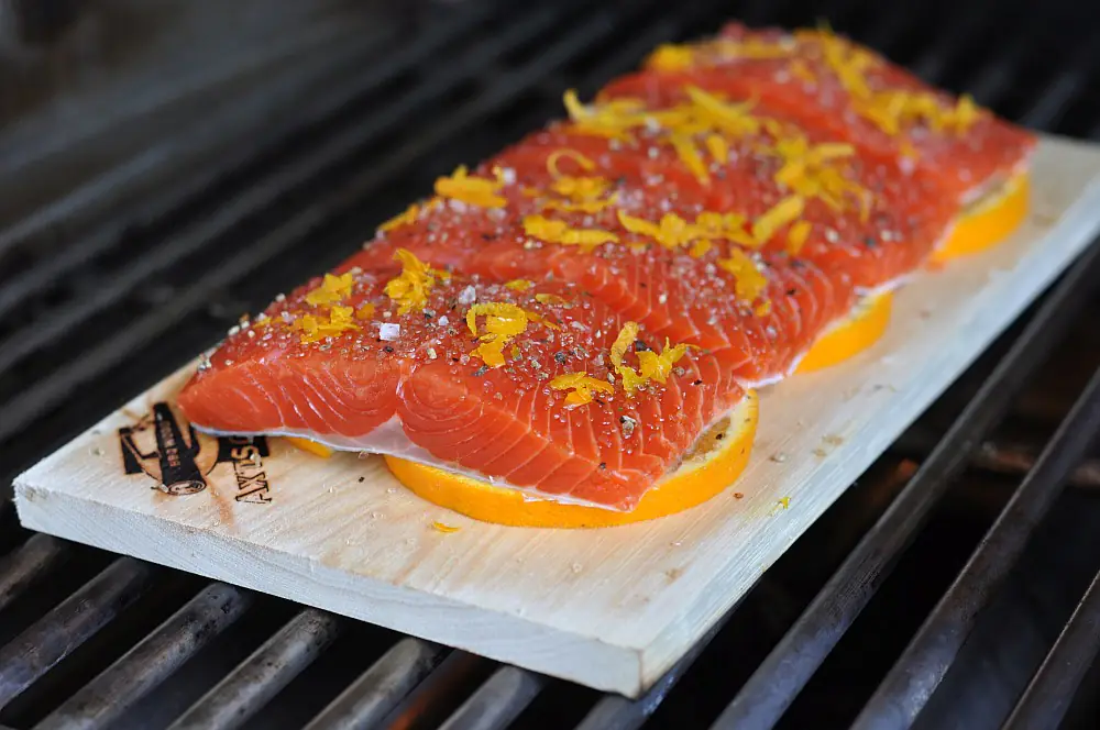 Geplankter Wildlachs mit Orangen-Avocado-Salsa 1 Geplanktes Wildlachsfilet
