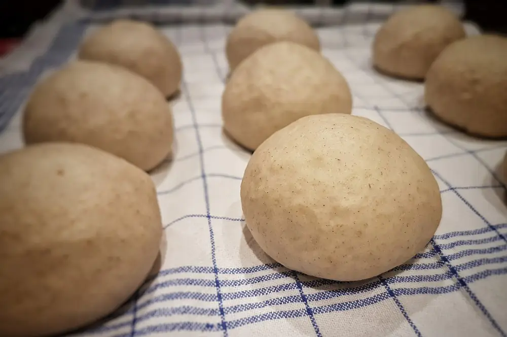 Brezel selber machen - Rezept für Laugenbrezel / bayrische Brezen 3 Laugenteig