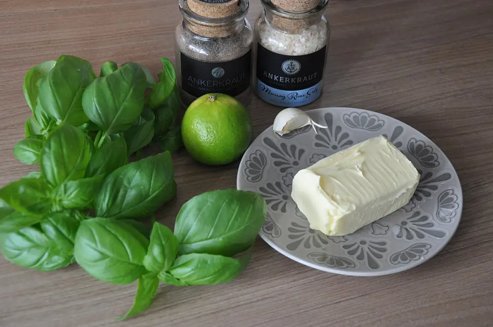 Gegrillter Mais - Maiskolben mit Basilikum-Limetten-Butter 1 Basilikum-Limettenbutter