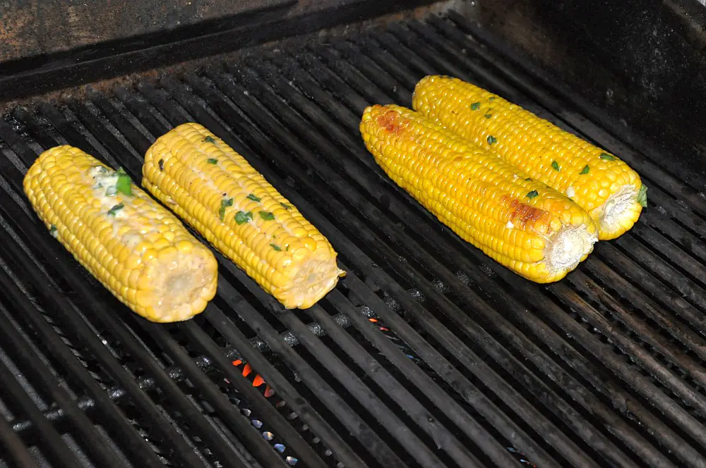 Gegrillter Mais - Maiskolben mit Basilikum-Limetten-Butter 4 Gegrillter Mais