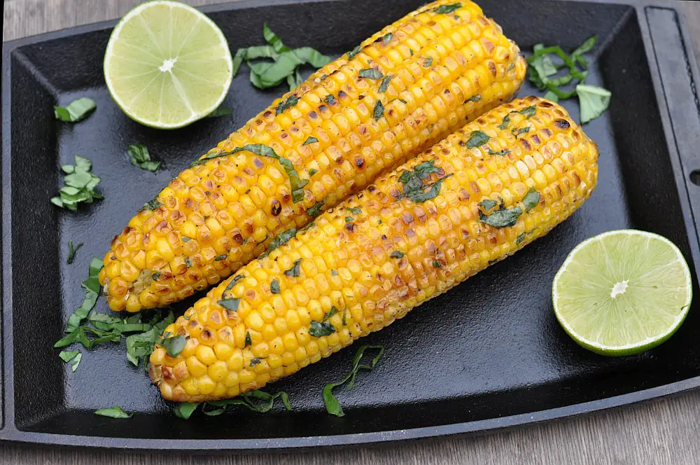 Gegrillter Mais - Maiskolben mit Basilikum-Limetten-Butter 5 Gegrillter Mais